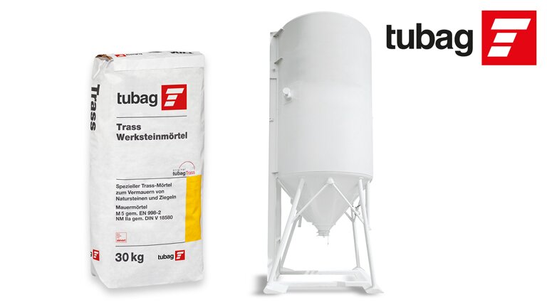 Links ein 30-Kilo-Sack „tubag Trass Werksteinmörtel“, rechts ein großes weißes Dosiersilo. Oben rechts das tubag Logo in Rot mit weißem Symbol.